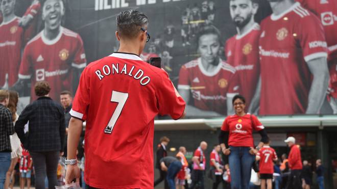 Ronaldo đá chính trận ra mắt MU, 76.000 fan &#34;nhuộm đỏ&#34; Old Trafford - 11