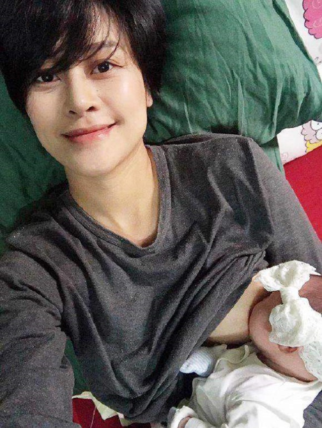 MC Phí Linh cũng từng khoe hình ảnh cho con bú với chú thích dí dỏm:"Bình lựng cho ảnh này: Với bạn bè Facebook: Oh lần đầu khoe ảnh nóng. Với các mẹ bỉm sữa: Đúng khớp ngậm".
