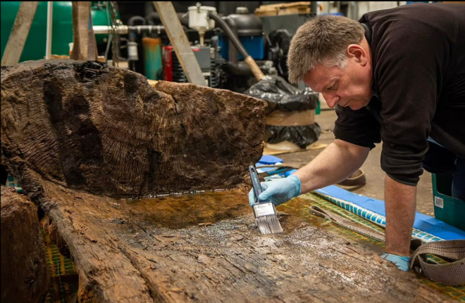 Một nhà khảo cổ đang làm việc với chiếc quan tài đặc biệt - Ảnh: Đại học Sheffield