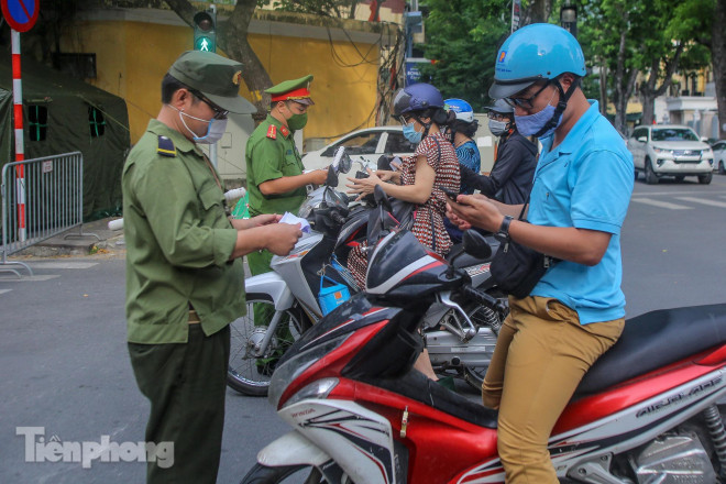 Trong nội thành, Hà Nội siết chặt hơn việc kiểm tra người đi đường bằng việc thành lập nhiều chốt. Thành phố yêu cầu người dân ra ngoài, đi làm phải có giấy tờ tùy thân, xác nhận có đóng dấu của cơ quan, đơn vị. Theo mức xử phạt đối với 16 hành vi vi phạm quy định phòng, chống dịch COVID-19 do Sở Tư pháp Hà Nội công bố: Người không đeo khẩu trang nơi công cộng, không giữ khoảng cách theo quy định khi tiếp xúc, ra ngoài không cần thiết bị phạt tiền tối đa 3 triệu đồng.