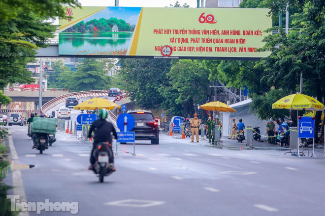 Từ ngày 4/9, sau khi Hà Nội chia vùng trong đợt giãn cách thứ tư, Công an TP Hà Nội triển khai chốt kiểm soát phòng chống dịch COVID-19 tại phân vùng 1 (vùng đỏ). Trong đó, 21 chốt trực của thành phố đặt tại vị trí có mật độ giao thông cao (16 cán bộ/ca/chốt), các chốt trực 24/24h, chia làm 4 ca với chốt trưởng là cán bộ Phòng PC08 - Công an TP Hà Nội.