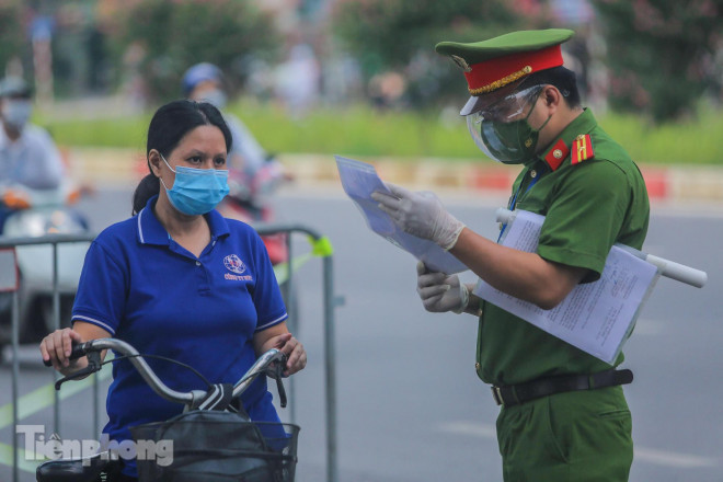 Ngày 9/8, Hà Nội tiếp tục siết chặt việc kiểm soát người ra đường. Ngoài giấy đi đường và giấy tờ tùy thân, người dân phải có thêm giấy phân công nhiệm vụ, lịch, ca trực của đơn vị. Nhiều chốt kiểm soát tại nội đô trở nên ùn ứ các phương tiện dừng chờ kiểm tra. Tuy nhiên đến ngày 10/8, Hà Nội lại ra văn bản điều chỉnh tránh gây phức tạp trong công việc kiểm tra giấy tờ đi đường của người dân.