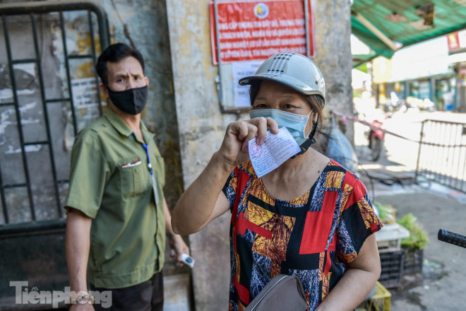 Phần lớn các phường trên địa bàn Thành phố Hà Nội trong thời gian giãn cách xã hội đều triển khai phát thẻ đi chợ đều có quy định ngày đi chợ chẵn, lẻ cho người đi chợ. Theo đó, mỗi phiếu chỉ cho một người đi và một lần vào chợ. Thậm chí, có những nơi còn quy định cụ thể khung giờ được phép vào chợ mua hàng, người dân cầm thẻ đi chợ đúng giờ quy định.