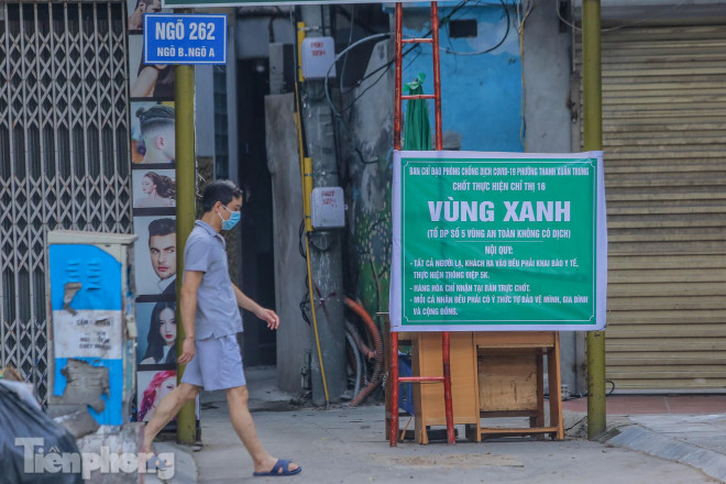 Khoanh "vùng xanh", đi chợ bằng tem phiếu: Từ ngày 1/8, tại nhiều khu vực bắt đầu thiết lập "vùng xanh"- vùng an toàn không có dịch tại các ngõ xóm, khu dân cư. Mô hình này được kỳ vọng góp phần quan trọng trong việc giảm thiểu nguy cơ lây lan dịch COVID-19 trong cộng đồng.