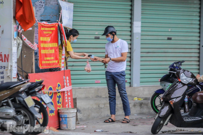 Các “vùng xanh” do tổ tự quản an toàn phòng, chống dịch COVID-19 tại đầu ngõ xóm, thôn trực tiếp giám sát, quản lý theo mô hình “3 lớp”, “4 tại chỗ”, để bảo vệ dân cư không để xảy ra lây nhiễm dịch bệnh từ bên ngoài vào và lây nhiễm chéo trong địa bàn. Trải qua 50 ngày giãn cách, "vùng xanh" phủ gần hết các ngõ xóm trên địa bàn thành phố Hà Nội.