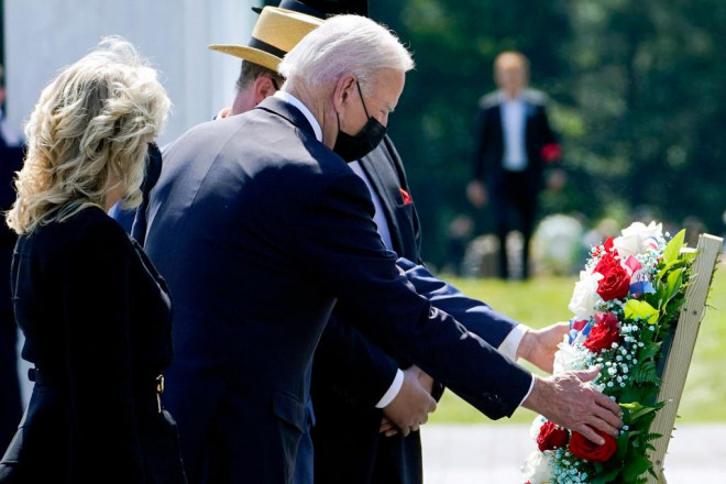 Tổng thống Joe Biden và phu nhân đặt hoa tưởng niệm khi đến thăm TP Shanksville. Ảnh: AP