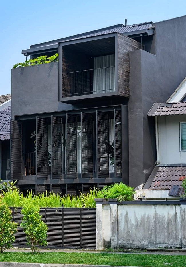 Công trình có tên là “Black and black house” được cải tạo từ một căn nhà cổ điển với diện tích vô cùng rộng lớn, khoảng 167,5m ở Malaysia. Đặc biệt với chiều dài lên tới 25m, đây là một thách thức đáng kể khi bố trí các khu vực sinh hoạt cho gia đình.
