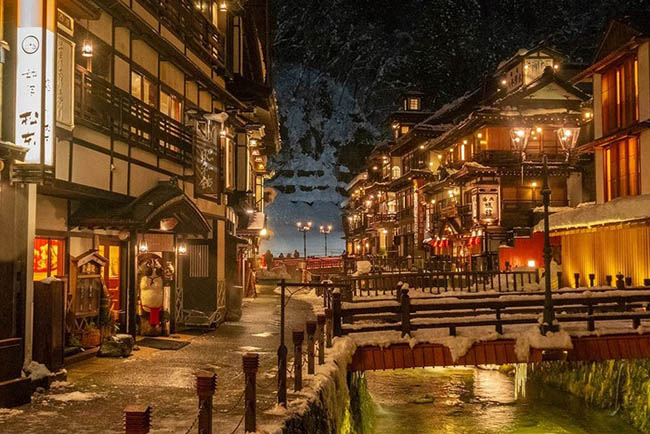 1. Ginzan Onsen (tỉnh Yamagata)

Ginzan Onsen là một khu suối nước nóng trải dài dọc theo sông Ginza. Tại đây, bạn có thể chiêm ngưỡng những ngôi nhà gỗ kiểu Nhật vẫn được bảo tồn rất tốt, mang lại không khí đậm chất cổ trang.
