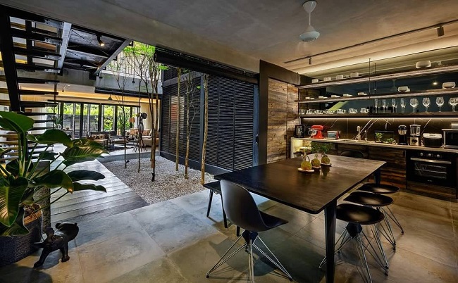 Không gian bếp được thiết kế ấm cúng như một quán pub phục vụ sở thích riêng của gia chủ.
