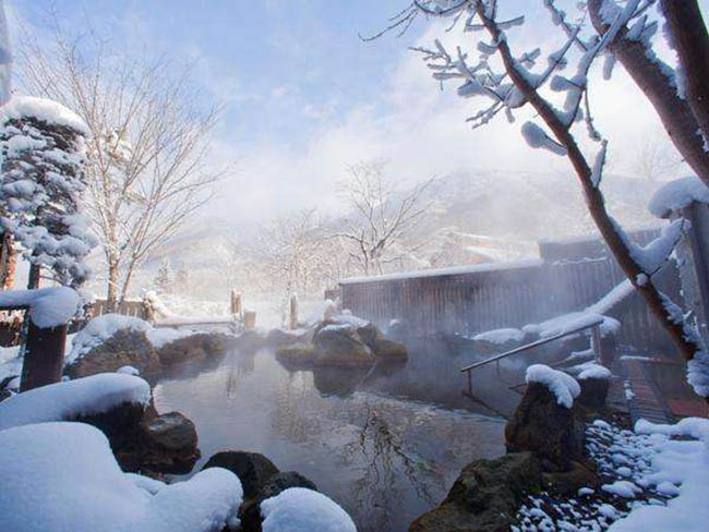 11. Okuhida Onsen (tỉnh Gifu)

Đây nổi tiếng là chốn dừng chân cho những ai muốn chinh phục dãy Alps. Phòng tắm lộ thiên ở đây thoáng đãng, có tầm nhìn ngoạn mục hướng ra dãy Alps.
