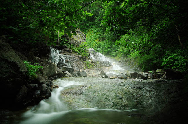 14. Kamuiwakka Onsen (tỉnh Hokkaido)

Suối nước nóng ở đây chảy thành thác, bắt nguồn từ Shiretoko Ioyama – một ngọn núi lửa vẫn đang hoạt động. Cây cối xung quanh thác xanh tươi, tạo nên một cảnh quan độc đáo.
