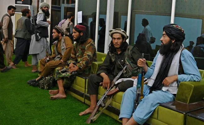 Các tay súng Taliban sống trong dinh thự ở Kabul.