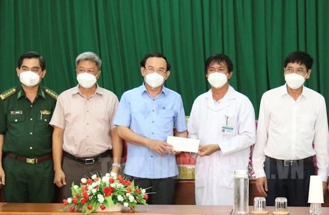 Bí thư Thành ủy TPHCM Nguyễn Văn Nên tặng quà cho đội ngũ y bác sỹ bệnh viện điều trị COVID-19 Cần Giờ. Ảnh: Thành ủy TPHCM