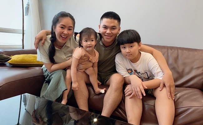Mới đây, kỷ niệm 5 năm bên nhau, Lê Phương đăng tải hình ảnh gia đình đầy hạnh phúc và chia sẻ: '8/4/2016, ngày đầu tiên bước lên chuyến tàu KN-290 ra đảo Trường Sa. Ngày đó đâu biết tròn 5 năm sau, em cười tươi thế này'.
