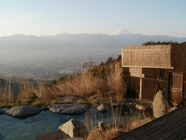 8. Hottarakashi Onsen (tỉnh Yamanashi)

Nếu thời tiết đẹp, bạn có thể nhìn thấy núi Phú Sĩ từ bồn tắm truyền thống bằng đá và gỗ bên trong khu onsen này.
