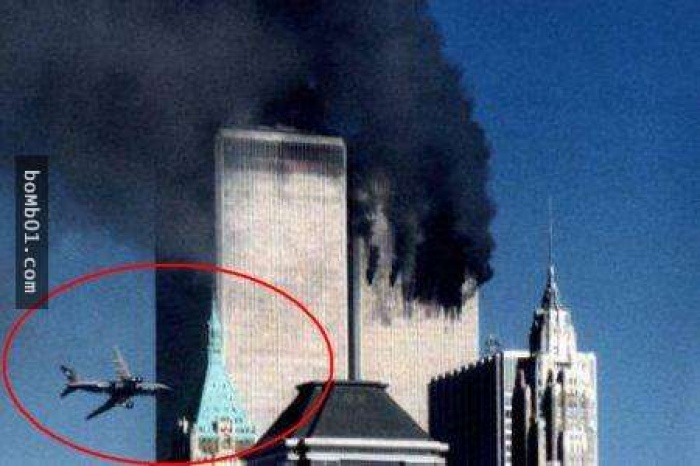 Khoảnh khắc máy bay đâm vào tòa tháp đôi trong vụ khủng bố ngày 11.9.