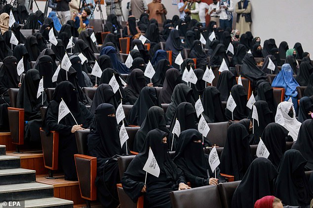 Các cô gái ủng hộ Taliban mặc trang phục che kín toàn thân.