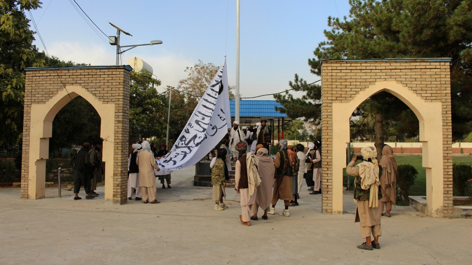 Các chiến binh TAliban treo cờ của tổ chức ở tỉnh&nbsp;Ghazni, phía đông nam Afghanistan.