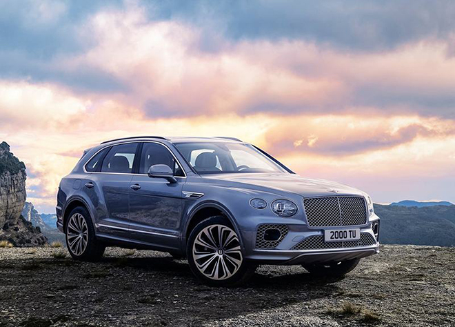 Bentley Bentayga được phân phối chính hãng tại Việt Nam với hai phiên bản động cơ V8 và W12, giá từ 12 tỷ đồng.