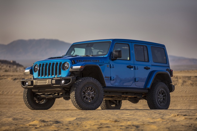 Jeep Wrangler tại Việt Nam được đại lý chính hãng phân phối với 3 phiên bản, bao gồm Sport, Sahara và Rubicon cùng giá bán từ 2,948 tỷ đồng.