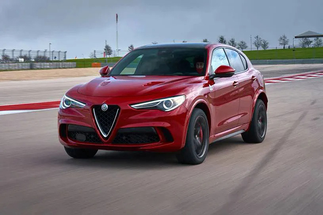 Alfa Romeo Stelvio không được phân phối chính hãng tại Việt Nam. Tại Mỹ, xe có giá khởi điểm vào khoảng 43.000 USD (~978 triệu đồng).