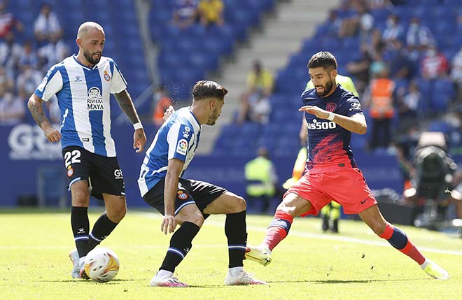 Espanyol (áo xanh trắng) gây ra nhiều khó khăn cho Atletico