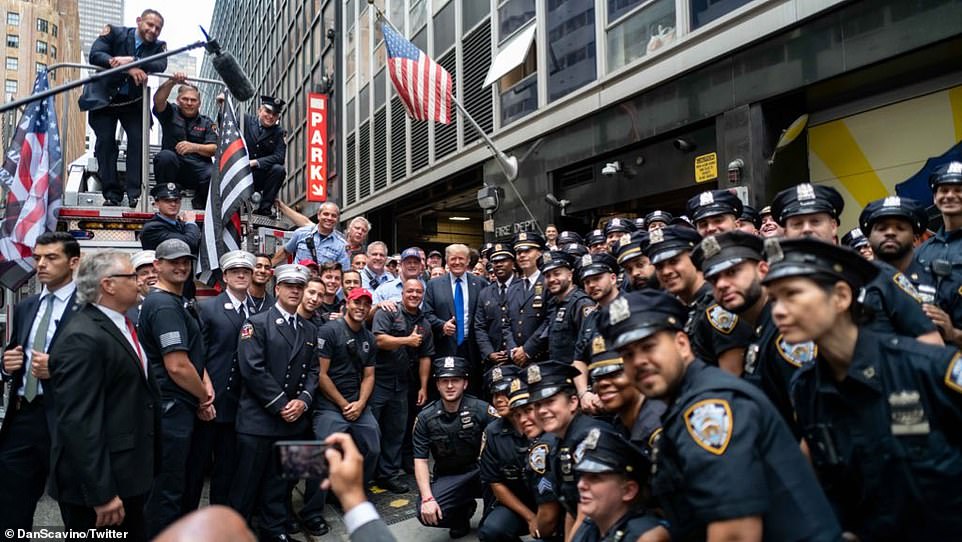 Ông Trump ngày 11.9 bất ngờ có chuyến thăm đến sở cảnh sát và cơ quan cứu hỏa ở thành phố New York.