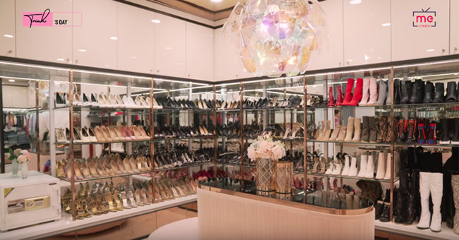 Tủ giày trong phòng như một gian hàng hiệu ngoài trung tâm thương mại, ước tính có tới cả trăm đôi.
