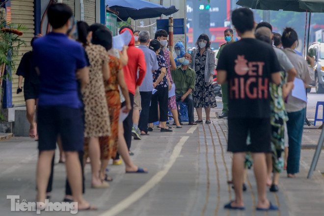 Dòng người xếp hàng chờ xét nghiệm tại đầu phố Thái Hà gẫn nút giao Tây Sơn vào sáng nay.