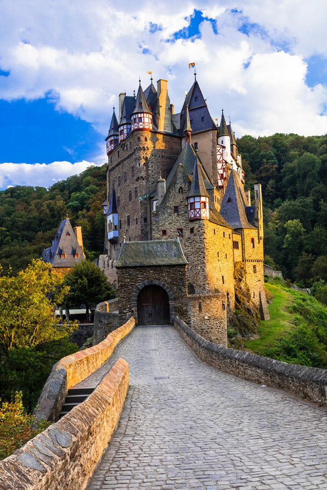 Lâu đài Eltz, Đức: Đây là một trong những lâu đài được chụp ảnh nhiều nhất trên Instagram bởi phong cảnh tuyệt đẹp. Lâu đài nằm trên đỉnh đồi được bao quanh bởi một khu rừng rậm, càng làm tăng thêm cảm giác huyền bí. 

