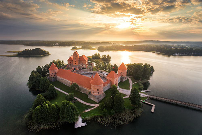 Lâu đài đảo Trakai, Lithuania: Lâu đài đảo Trakai ở Lithuania là một lâu đài gạch lớn rất độc đáo. Nằm trên hồ Galvė, việc xây dựng lâu đài bắt đầu vào cuối thế kỷ 14 và hoàn thành vào thập kỷ đầu tiên của thế kỷ 15.
