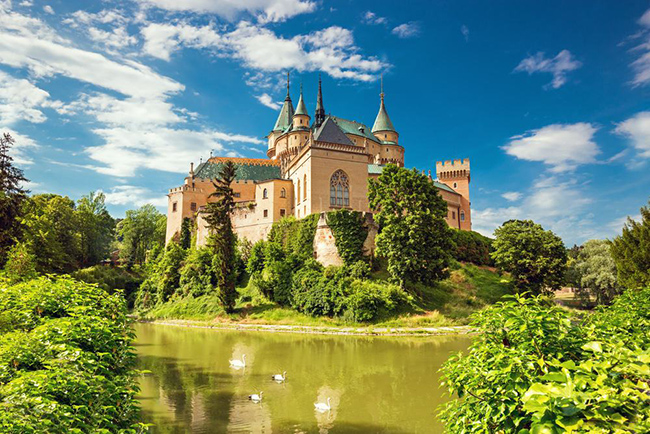 Lâu đài Bojnice, Slovakia:&nbsp; Đây là một nơi lãng mạn và gần giống như trong truyện cổ tích. Không có gì đáng ngạc nhiên khi nó là&nbsp;một trong những điểm thu hút du khách nhất ở Slovakia.
