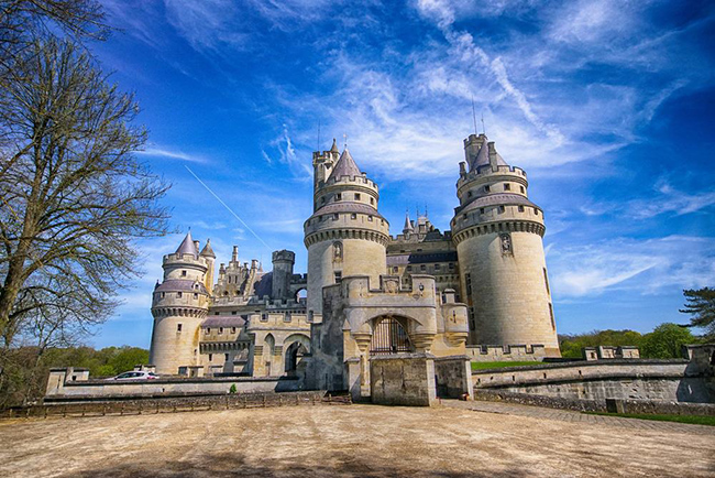 Château de Pierrefonds, Pháp: Lâu đài mang đặc trực kiến trúc quân sự thời trung cổ, với tính phòng thủ mạnh mẽ. Lâu đài có bề ngoài rất hoành tráng với nhiều tòa tháp nhô lên trên các ngọn cây.
