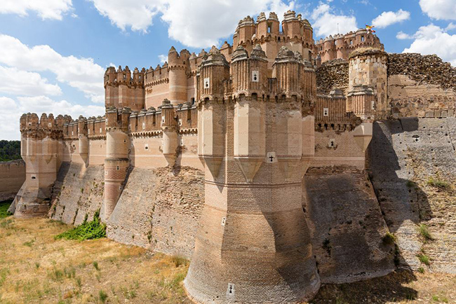 Castillo de Coca, Tây Ban Nha: Thiết kế độc đáo của lâu đài khiến nó giống như trong bộ phim "Game of Thrones", nhưng trên thực tế, lâu đài có từ thế kỷ 15 này mang đặc trưng kiến trúc&nbsp;gạch Mudejar của Tây Ban Nha. Nó kết hợp thiết kế và xây dựng của người Hồi giáo Moorish với kiến trúc Gothic.
