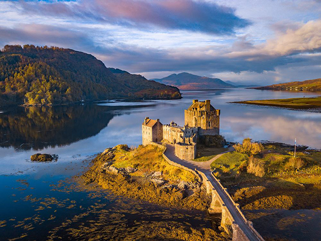 Eilean Donan, Scotland: Eilean Donan có lẽ là một trong những lâu đài thời trung cổ nổi tiếng nhất. Đây cũng là một trong những địa điểm không thể bỏ qua ở Scotland. Viên ngọc cao nguyên tuyệt đẹp này nằm trên một hòn đảo giữa 3 hồ nước biển - Loch Duich, Loch Long và Loch Alsh.
