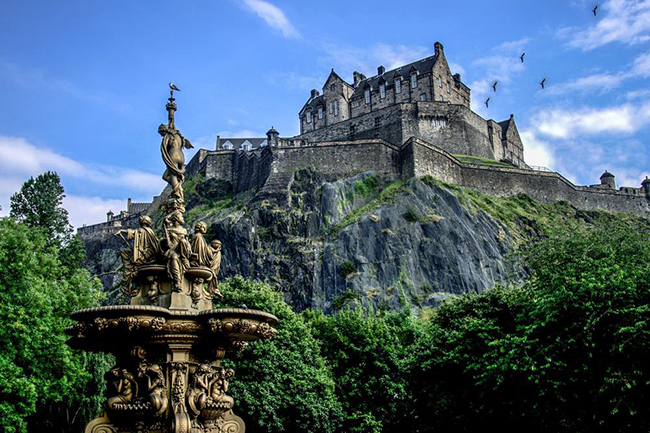 Lâu đài Edinburgh, Scotland: Một điểm đến không thể bỏ qua khác của Scotland là lâu đài Edinburgh. Cho đến ngày nay, lâu đài Edinburgh vẫn là một điểm thu hút hàng đầu đối với mọi du khách đến Scotland. 
