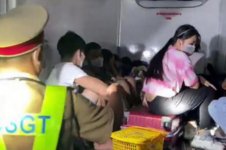 Sốc: 15 người có cả trẻ em trong thùng xe đông lạnh "thông chốt"