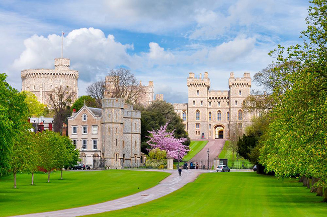 Lâu đài Windsor, Anh: Đây là một trong những lâu đài nổi tiếng nhất ở châu Âu và từng là nơi ở của hoàng gia Anh trong nhiều thế kỷ. Lâu đài&nbsp;có một pháo đài, cung điện và thị trấn nhỏ bao quanh.
