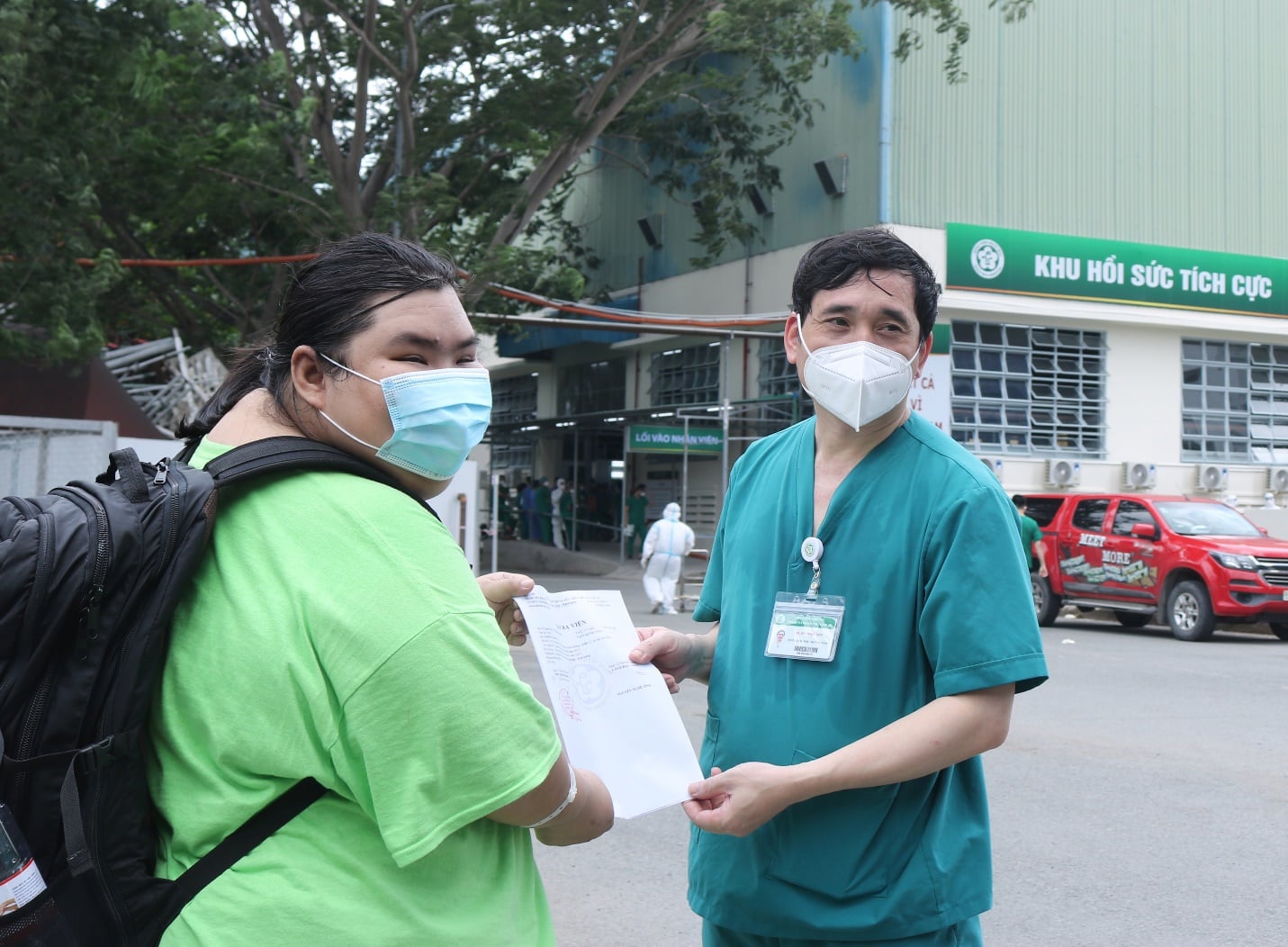 TS. BS Đỗ Ngọc Sơn - Phó giám đốc Trung tâm Cấp cứu A9, Phó giám đốc Trung tâm HSTC người bệnh COVID-19, BV Bạch Mai trao giấy ra viện cho bệnh nhân P.