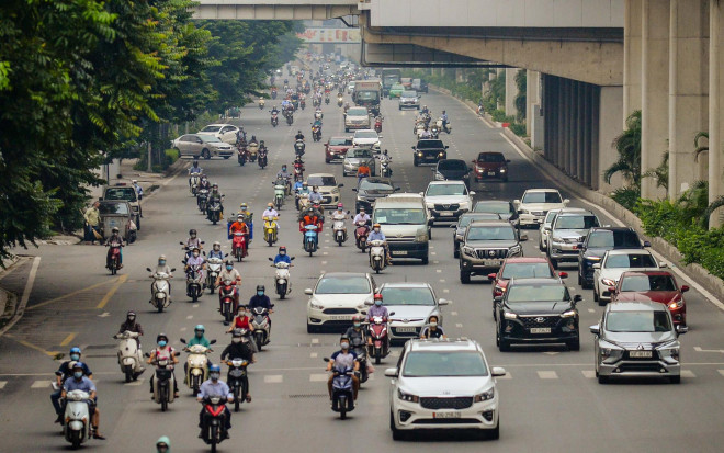 Lượng người tham gia giao thông trên đường Nguyễn Trãi, Thanh Xuân, Hà Nội khá đông vào sáng 13/9.