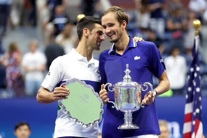 Nụ cười chua chát của Djokovic khi nhận ngôi á quân US Open sau thất bại ngỡ ngàng trước Medvedev