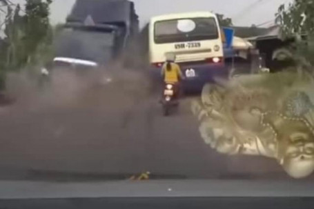 Clip: “Chậm vài giây” nhường xe container, nữ tài xế xe máy thoát nạn vụ tông ô tô khách