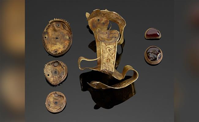 Nhà khảo cổ học thuộc Hội đồng Hạt Staffordshire cho biết, kho báu này có tới 5kg vàng nguyên chất và 2,5kg bạc, chủ yếu là trên các mũ giáp, kiếm và khiên.
