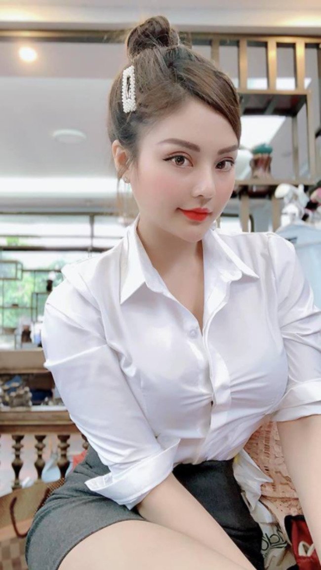 Trà My gây ấn tượng trong phim “Về nhà đi con” với vai nữ thư ký, lễ tân lẳng lơ khiến nam chính liên tục muốn tăng lương vì quá gợi cảm.&nbsp;
