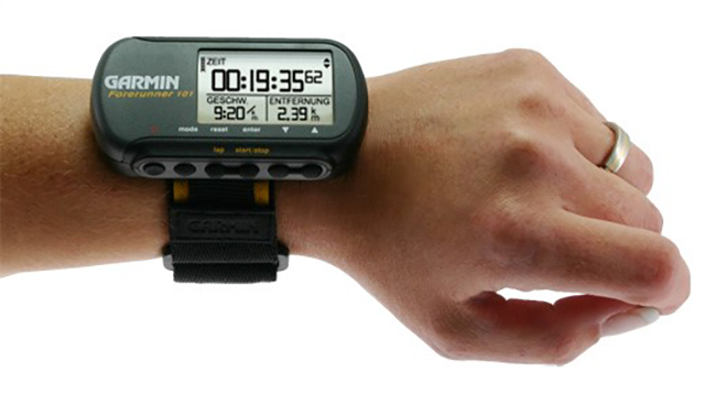 Forerunner 101- thiết bị luyện tập GPS đeo cổ tay ra đời năm 2003