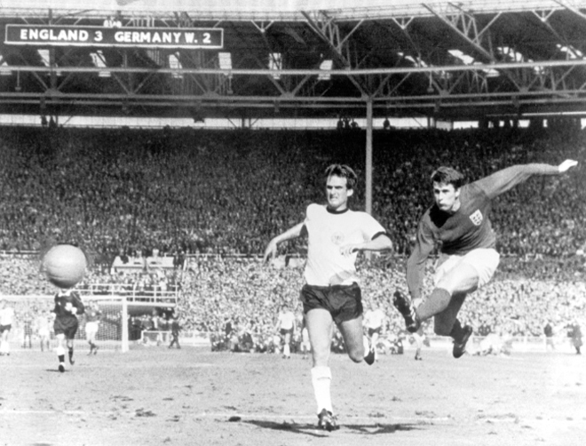 2.&nbsp;Geoff Hurst (bóng đá). Geoff huyền thoại ghi hat-trick vào lưới tuyển Tây Đức đi tại World Cup năm 1966, giúp tuyển Anh có "đêm vĩ đại nhất lịch sử" được xếp vị trí thứ hai.