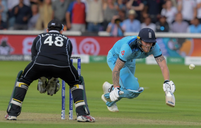 8. Ben Stokes (cricket, áo xanh). Cầu thủ bóng chày đã được khán giả tôn vinh như một người hùng khi là một cá nhân nổi trội nhất giúp tuyển Anh vô địch World Cup bóng chày 2019.