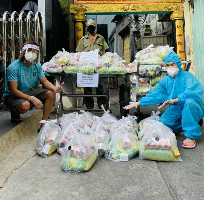 Nhạc sĩ Hoài Phương cùng đoàn từ thiện chuyển hàng nghìn phần quà cho bà con gặp khó khăn mùa dịch