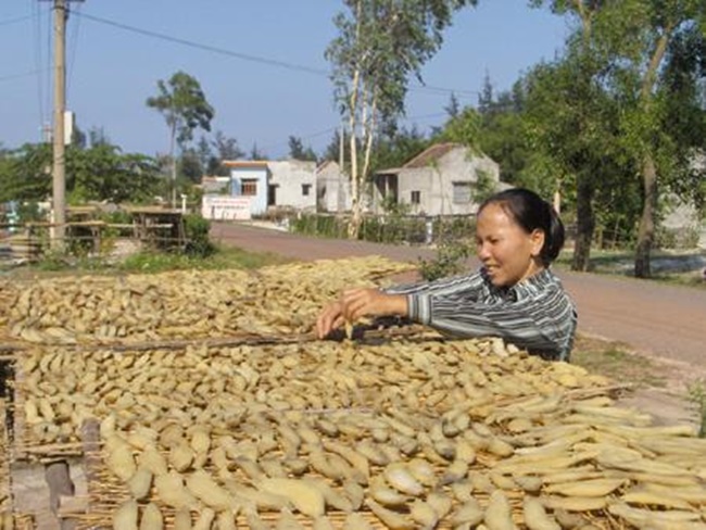 Trước đây, khoai deo được các bà, các mẹ cắt ra, phơi khô rồi được dùng để ăn như đồ ăn vặt hoặc nấu với cơm.
