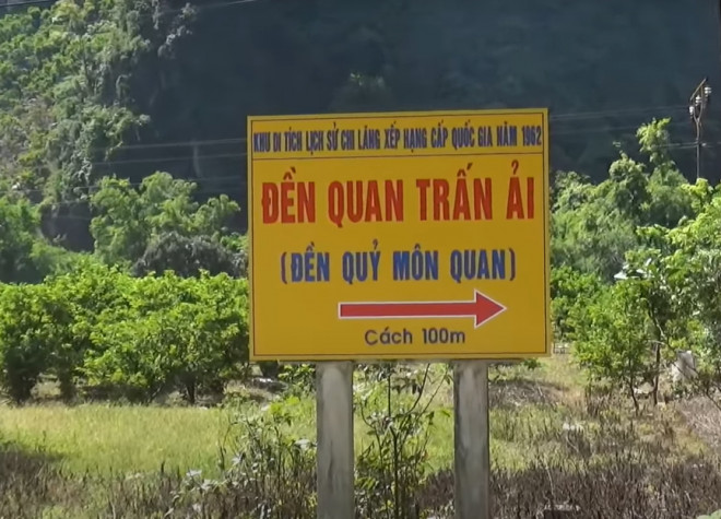 Đền Quỷ Môn Quan cách đó 100 m